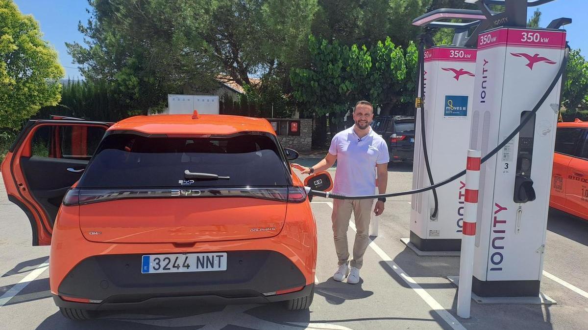 El gerent de BYD Yomovo Ecovolt, Josep Lluís Santamaria, ahir carregant el Dolphin al Mas de la Sala