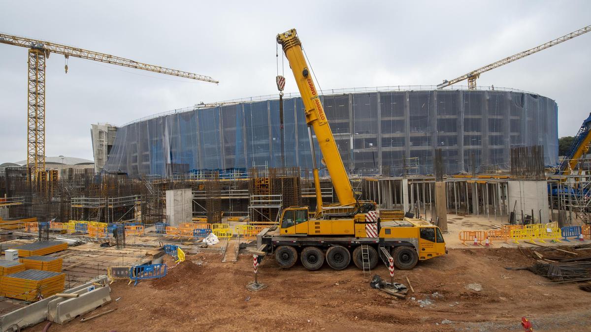 Maquinaria frente al Camp Nou, durante la reconstrucción del estadio del Barcelona.