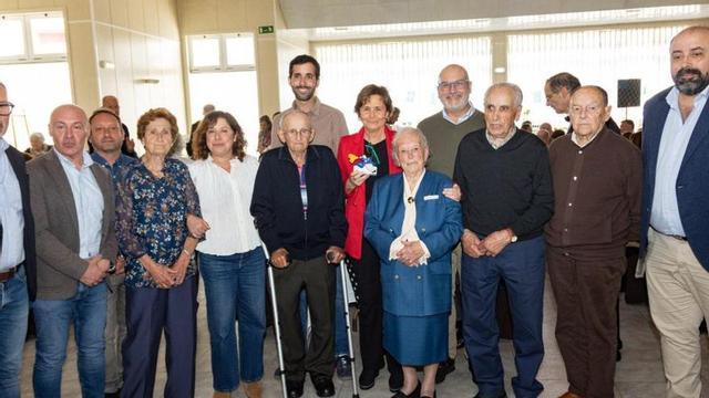 Por la izquierda, Gilberto Villoria, Abel Junquera, Rodrigo Sánchez, Pilar Díaz, Carmen Eva Pérez, Luis Villaverde, Alejandro Farpón, Carmen Moriyón, Fina Cueto, Chus Barrientos, Ceferino Cueto, Benito Morán y José Luis García Nicieza, ayer, en el acto. |