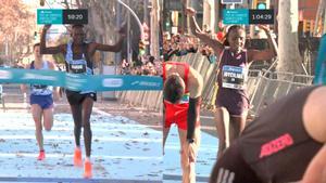 La keniana Joyciline Jepkosgei batió este domingo el récord del eDreams Medio Maratón Barcelona by Brooks 2024 con un tiempo de 1:04:27