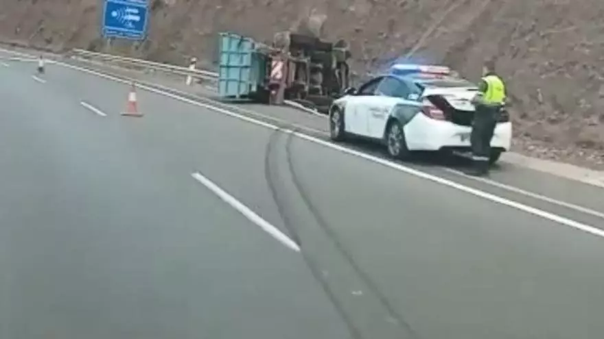 Vuelca un camión en la GC-1 en sentido Sur
