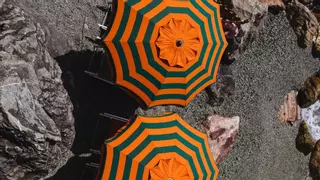 Adiós a la sombrilla: el invento hinchable que ha llegado a las playas españolas y que arrasará este verano