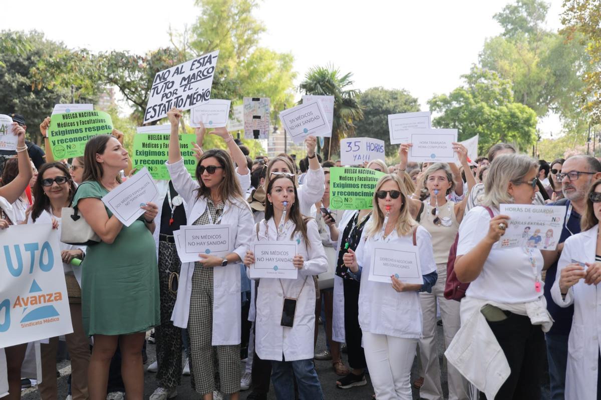 Los médicos se concentran en la Delegación del Gobierno por las 35 horas de Sanidad y el Estatuto Marco