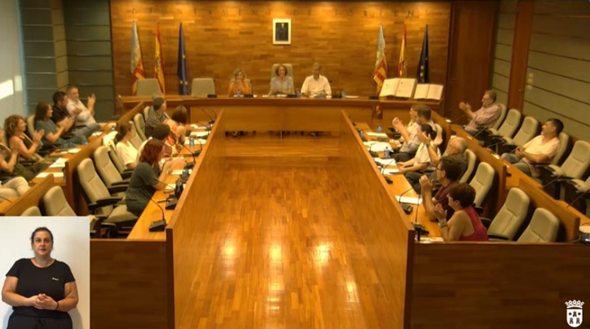 Aplausos en el pleno de Torrent en agradecimiento al año de servicio de José Maroto.