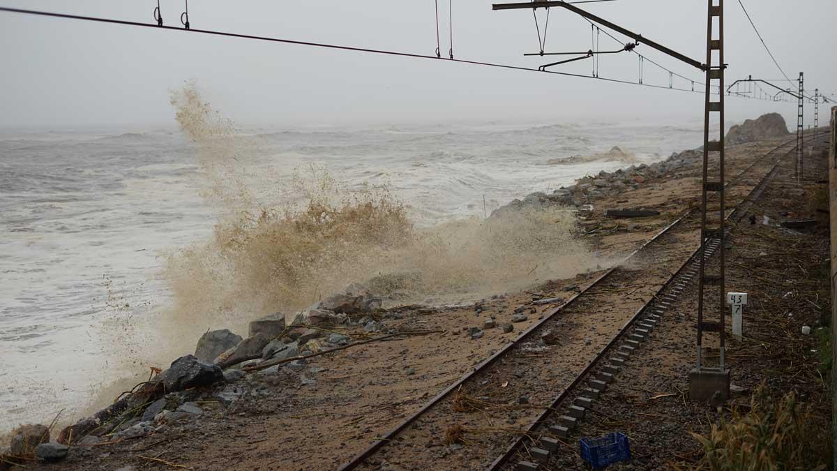 Desperfectos en la vía de la línea R1 de Rodalies, a su paso entre Canet de Mar y Sant Pol, por el fuerte oleaje, en una imagen de archivo.