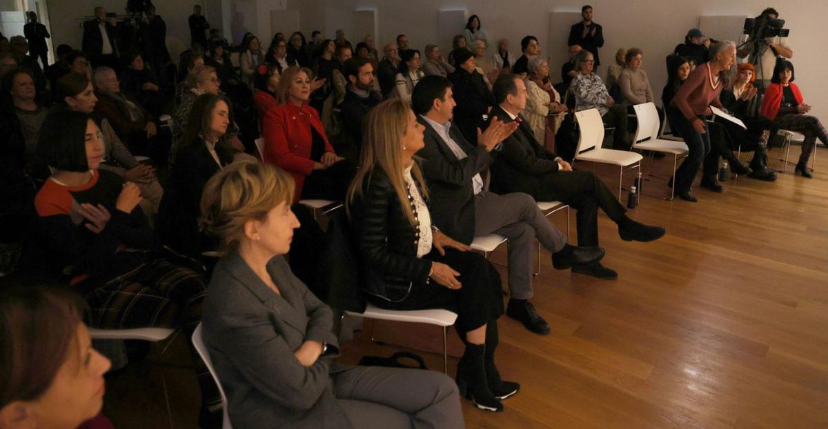 Carmela Silva, Pedro Blanco e Abel Caballero sentados na primeira fila da sala do MARCO na que tivo lugar o acto. 2 noviembre 2023. Alba Villar