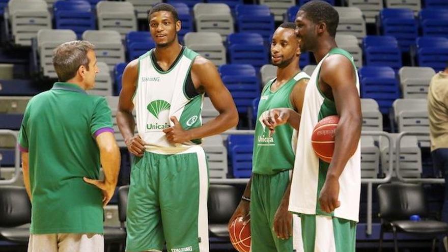 Plaza dialoga en un entrenamiento con Brooks, Fogg y Mbakwe, el que está más a la derecha.