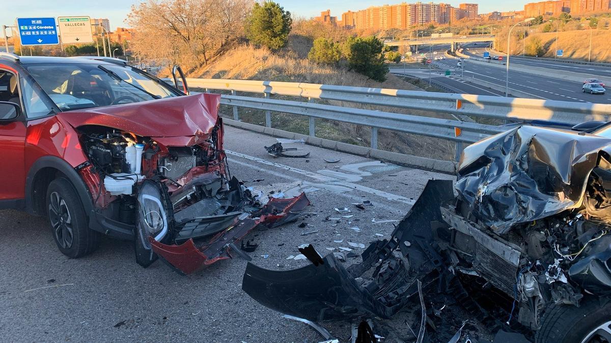 Dos heridos tras una colisión frontal ocasionada por un 'kamikaze' en Madrid