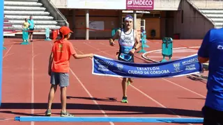 José Luis Dávila e Isabella Fernández triunfan en el Triatlón Ciudad de Córdoba
