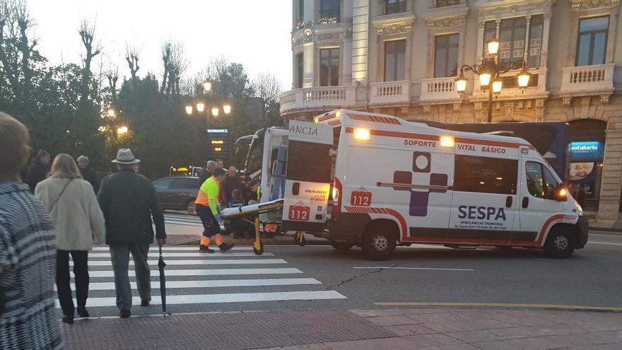 La ambulancia recogiendo al varón que sufrió la caída junto a la Escandalera.