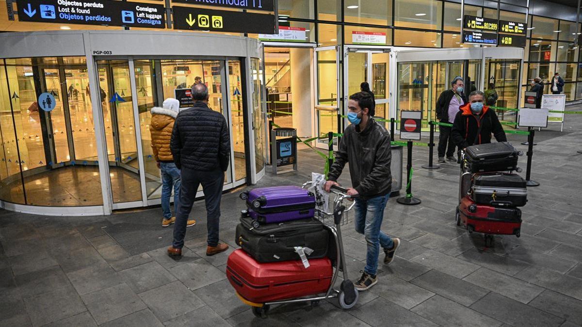 Barcelona 23 12 2020 Sociedad Llegada de pasajeros aeropuerto T1  AUTOR  Manu Mitru