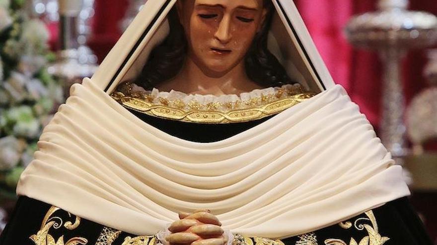 La Virgen de la Soledad durante el besamanos extraordinario.