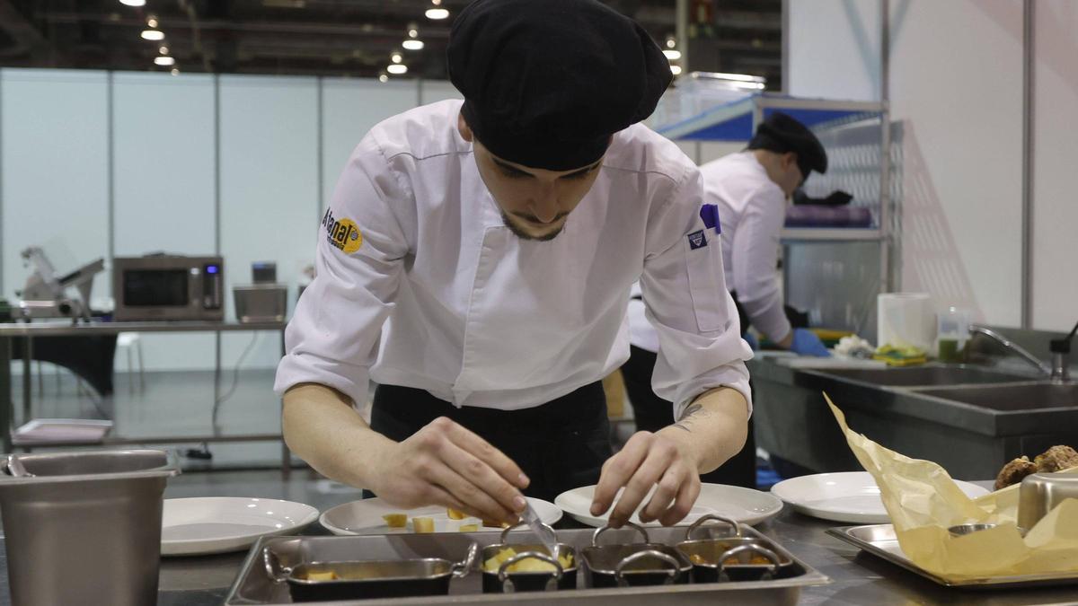 Olimpiadas de FP en Feria Valencia un estudiante de cocina preparando un plato.