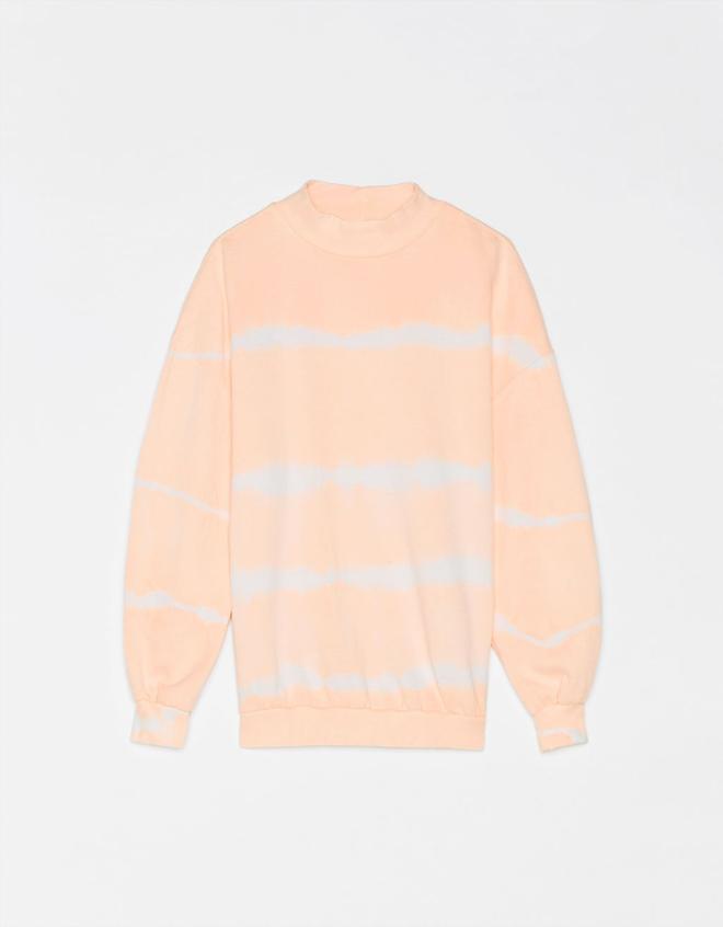 Sudadera tye dye de Bershka. (Precio: 17, 99 euros)