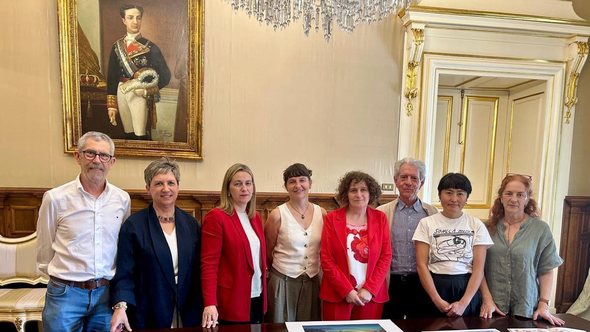 A alcaldesa de Santiago, Goretti Sanmartín, e a concelleira de Educación, Míriam Louzao, deron conta este martes do fallo do xurado do XIX Premio Internacional Compostela para Álbums Ilustrados.