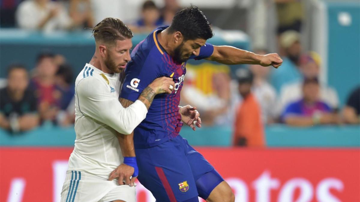 Sergio Ramos, pugnando un balón con Suárez
