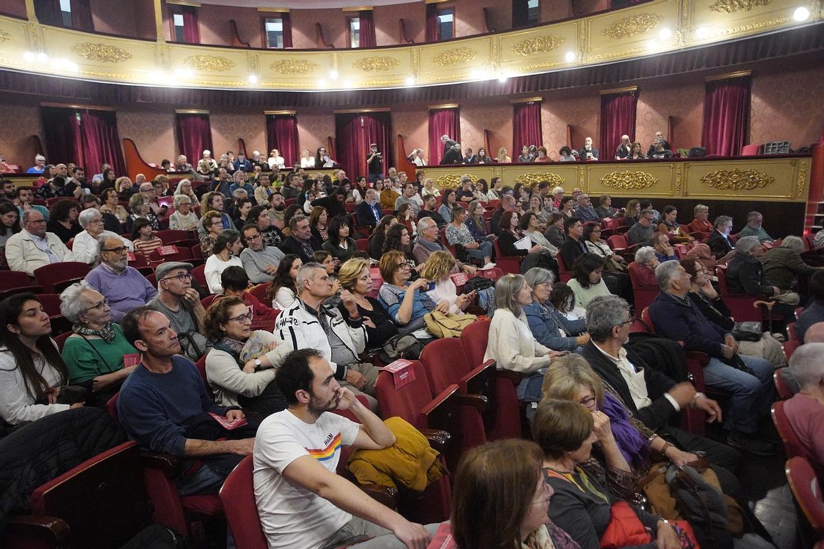 La platea del teatre abans de començar l'acte.