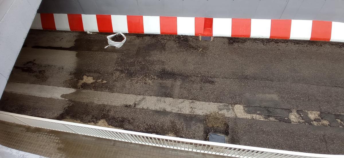 Trabajos de asfaltado en el túnel de la calle Orba.