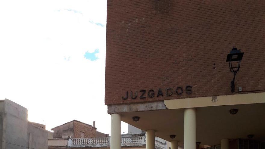 Desprendimientos en la fachada de los juzgados de la calle Ronda de Algemesí en noviembre.