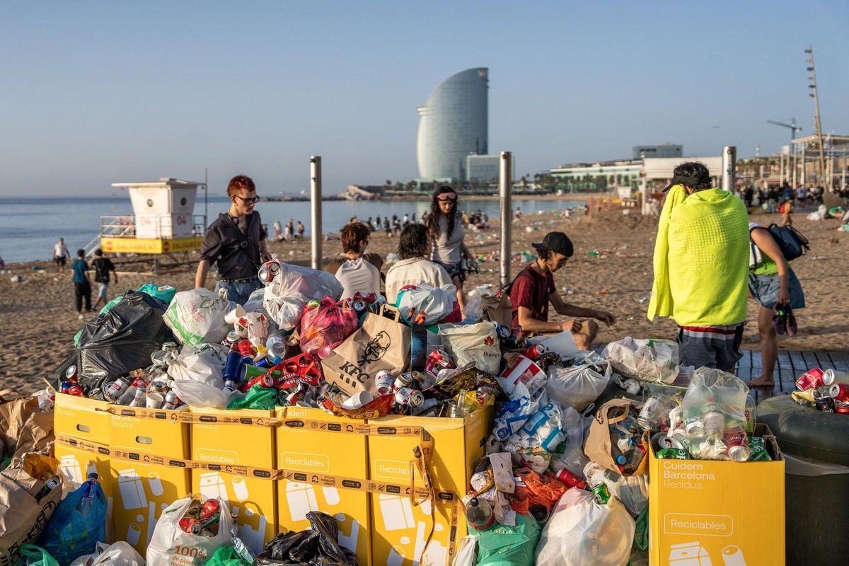 Limpieza de las playas de Barcelona tras la verbena de Sant Joan 2025
