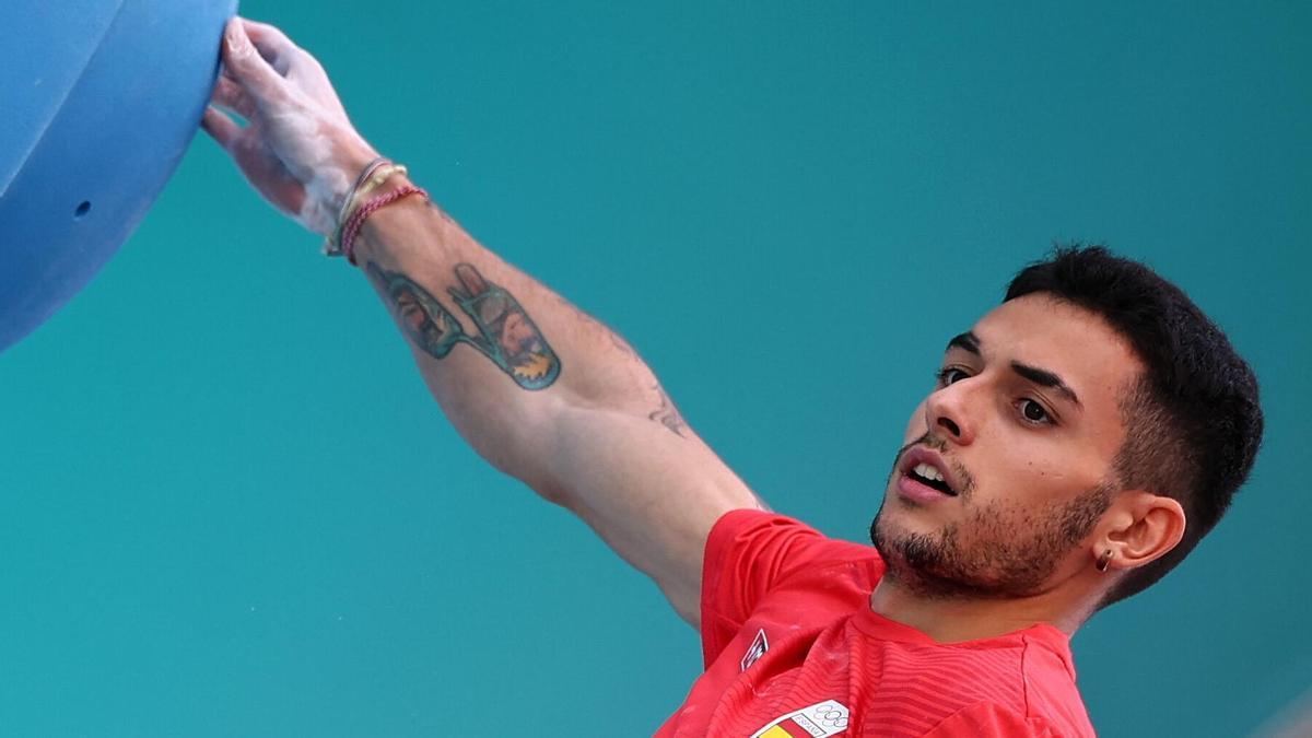 El escalador español Alberto Ginés.