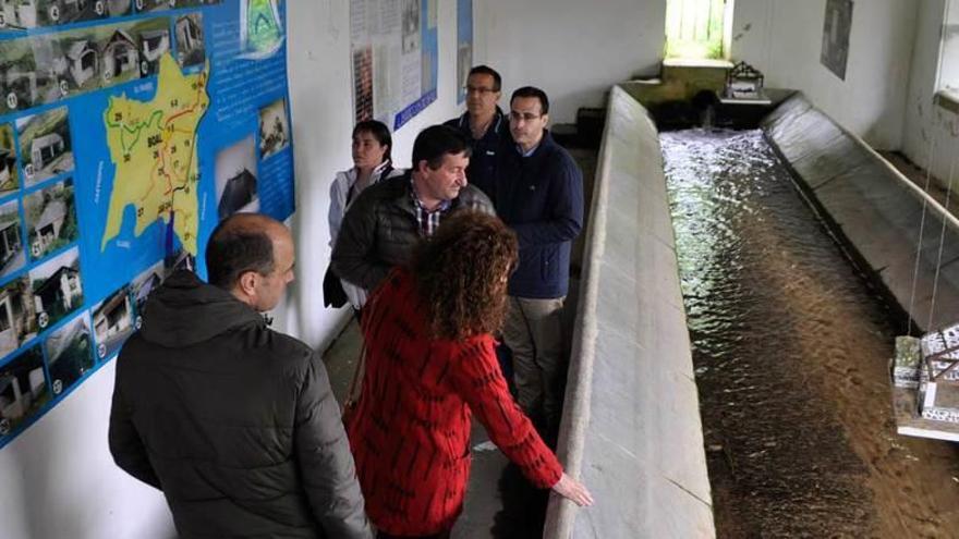 La comitiva, en su visita al lavadero, una instalación del legado indiano.