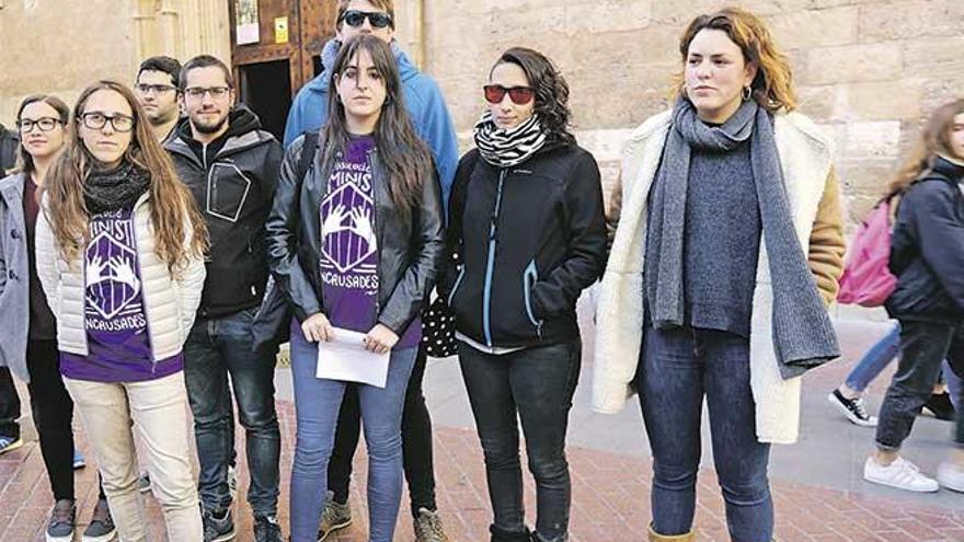 Portavoces de las activistas condenadas, ayer, junto a algunas de las personas que acudieron a Sant Miquel para mostrarles su apoyo.