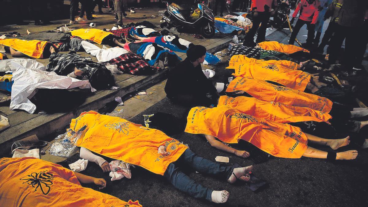 Cadáveres en Seúl tras a tragedia.
