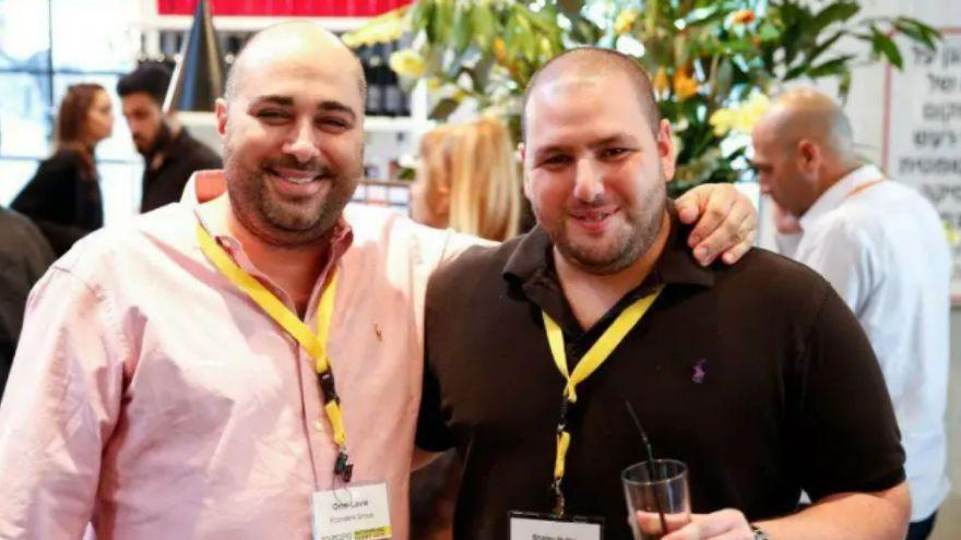 A la izquierda Omri Lavie, fundador de NSO Group, con Shalev Hulio.