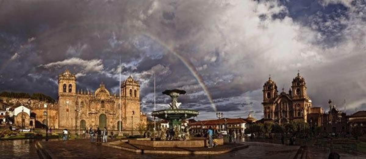 La Plaza de Armas de Cuzco está presidida por la Catedral, que comenzó a construirse en 1560, y po