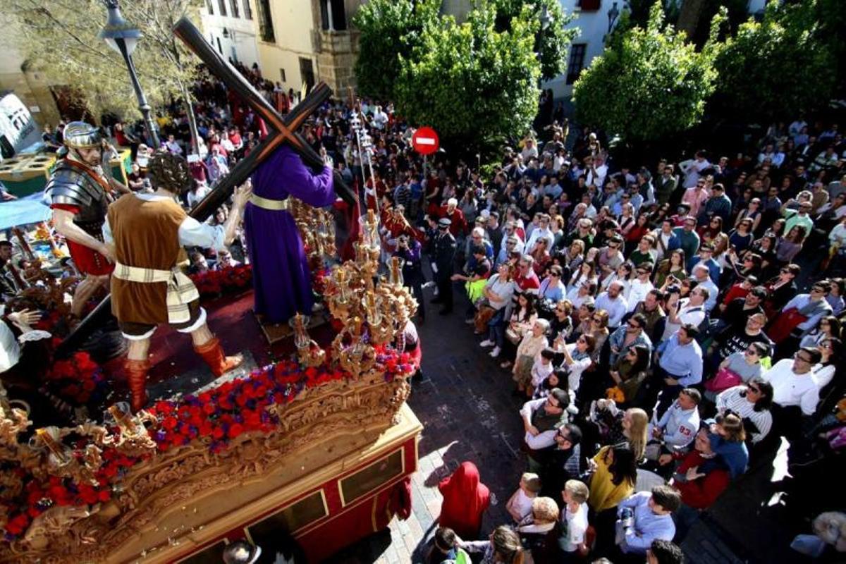 La noche culmina un Martes Santo primaveral e histórico