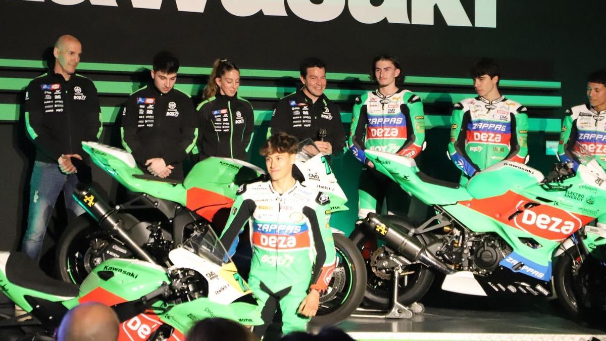 Componentes del equipo Deza Box 77 en el acto de presentación.