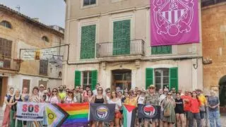 Decenas de personas se concentran en Santa Maria contra los recientes ataques LGTBIfóbicos: "Es preocupante ver a jóvenes impregnados de odio"