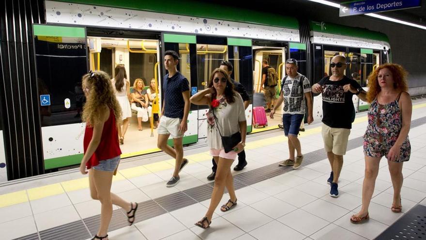 El metro durante la Feria de Málaga.