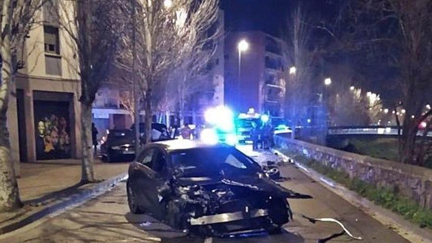 Localitzen i denuncien el conductor que va abandonar el cotxe en un accident a Girona