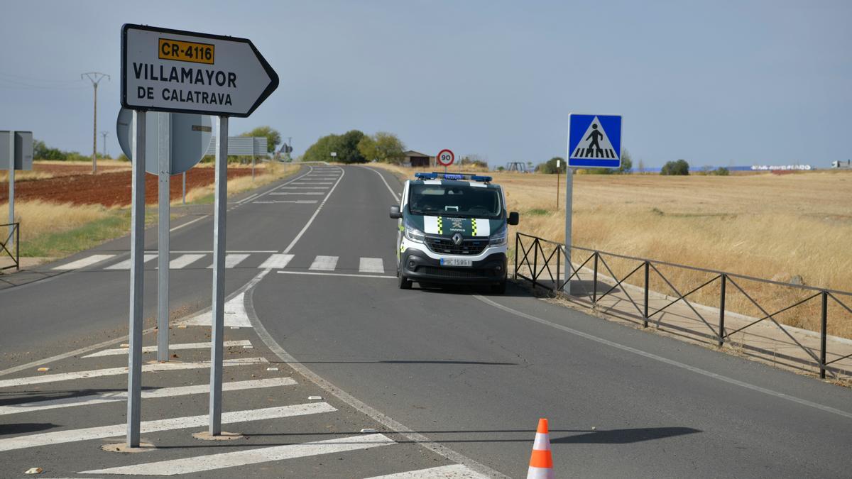 Ein Wagen der Guardia Civil steht auf der Straße nach Villamayor de Calatrava. In der Nähe des spanischen Ortes Villamayor de Calatrava sind drei Menschen erschossen und drei verletzt worden, wie die Nachrichtenagentur Europa Press berichtet.