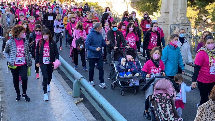 Miles de participantes durante uno de los tramos de la marcha de Amacmec en Elche este domingo