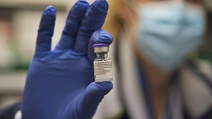 Del petit vial en surten cinc dosis de la vacuna contra la covid