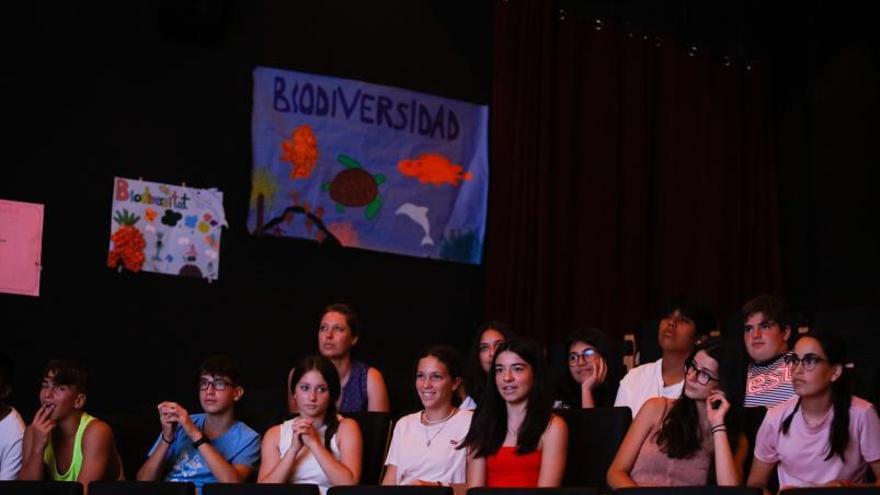 os estudiantes observan las presentaciones que se fueron haciendo a lo largo de la mañana, con carteles que prepararon los alumnos para este día y para sus proyectos.