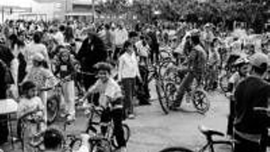 400 ciclista pedalearon por las calles el dia de la bicicleta