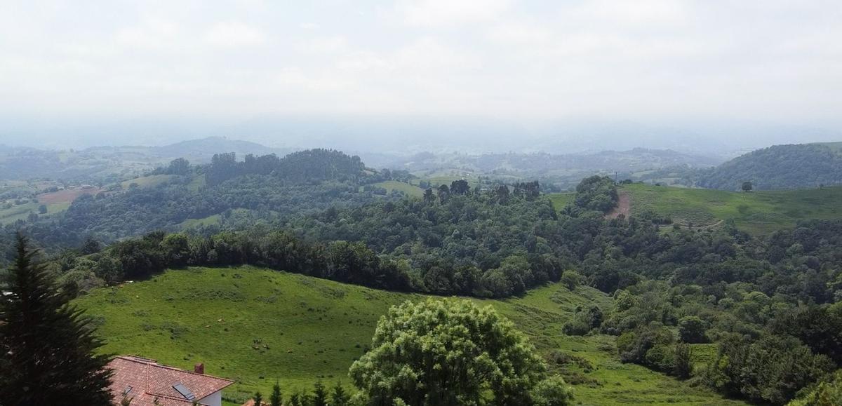 Tiene tres habitaciones, un baño, y está entre el mar y la montaña: así es el chalet "a reformar" enclave paradisiaco al lado de las montañas de la Sierra del Sueve