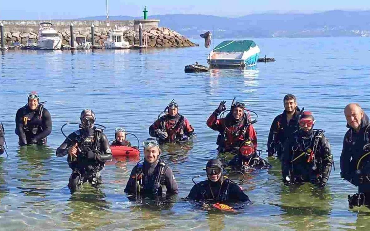 Los integrantes del Club Buceo Ons en las aguas de Pescadoira.   | // FDV