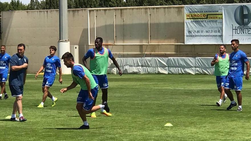 El Atlético Baleares se ejercitó ayer en el campo Andrés Iniesta, donde se entrena el Albacete.