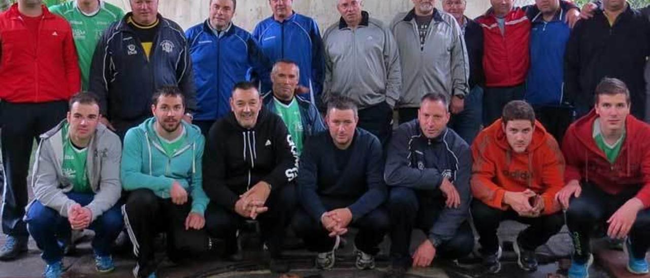 Foto de familia de los premiados en el maratón de 24 horas de la peña Laciana.