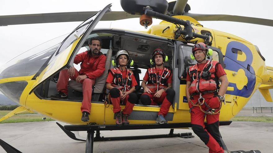 La salvación viene del cielo y vuela en helicóptero: así trabaja el prestigioso grupo de rescate de Asturias