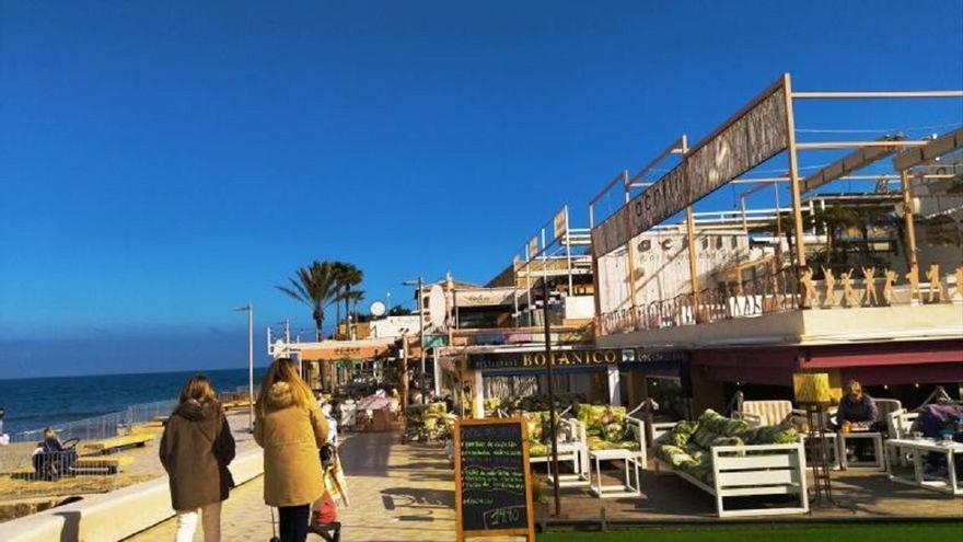 Tres meses para cerrar siete locales sin licencia en la playa del Arenal en Xàbia