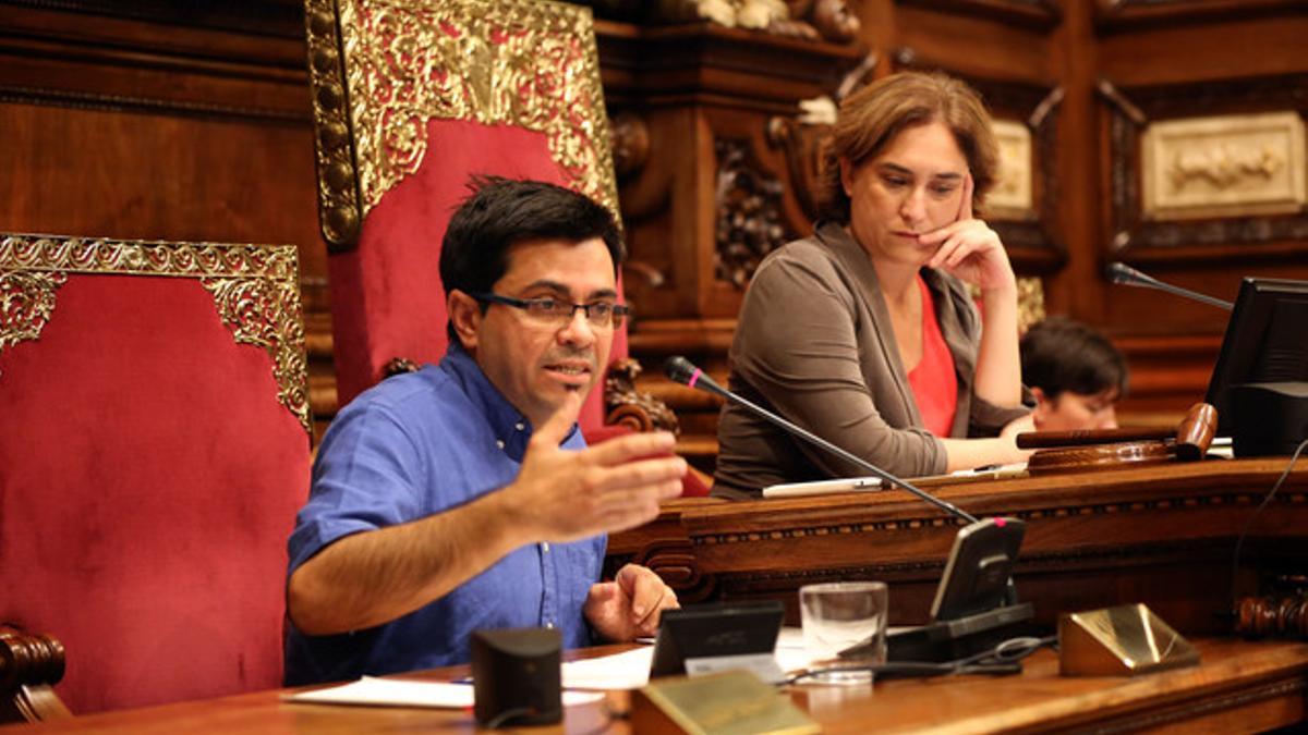 La alcaldesa, Ada Colau, y su segundo, Gerardo Pisarello, este viernes en el pleno del Ajuntament de Barcelona.
