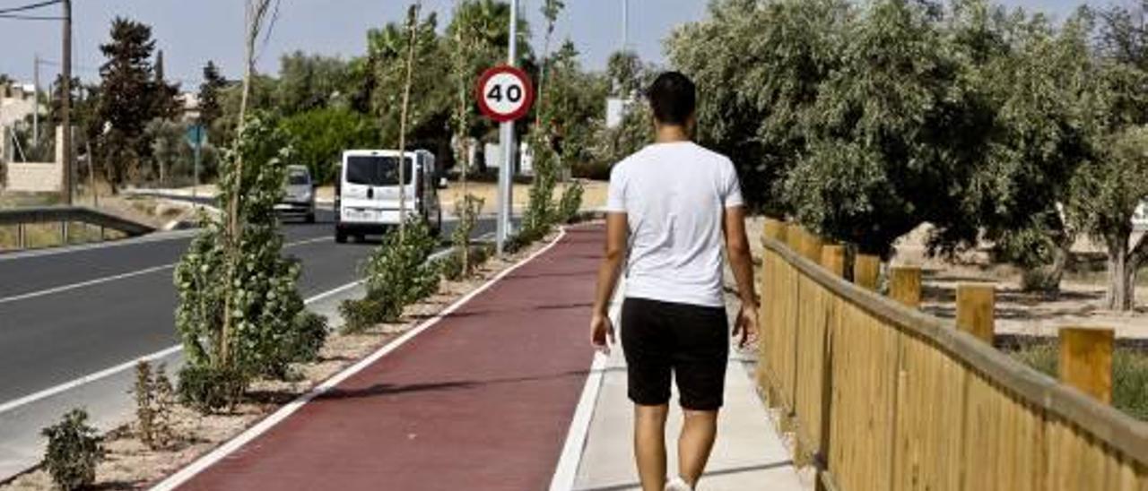 A la izquierda, aspecto de la mejora de la carretera de El Cantalar. A la derecha, un paseante transita por la zona para peatones.