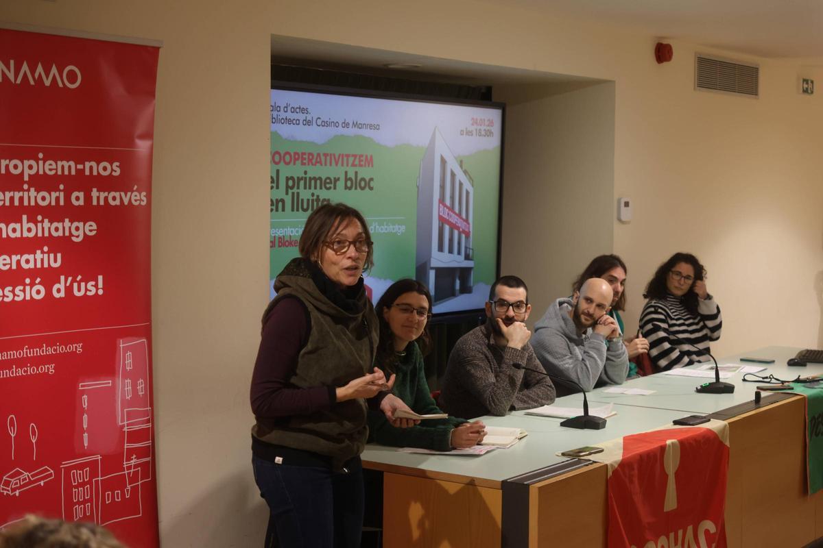 Participants en la presentació de Cal Bloke, que va tenir lloc dissabte a la sala d'actes del Centre Cultural el Casino