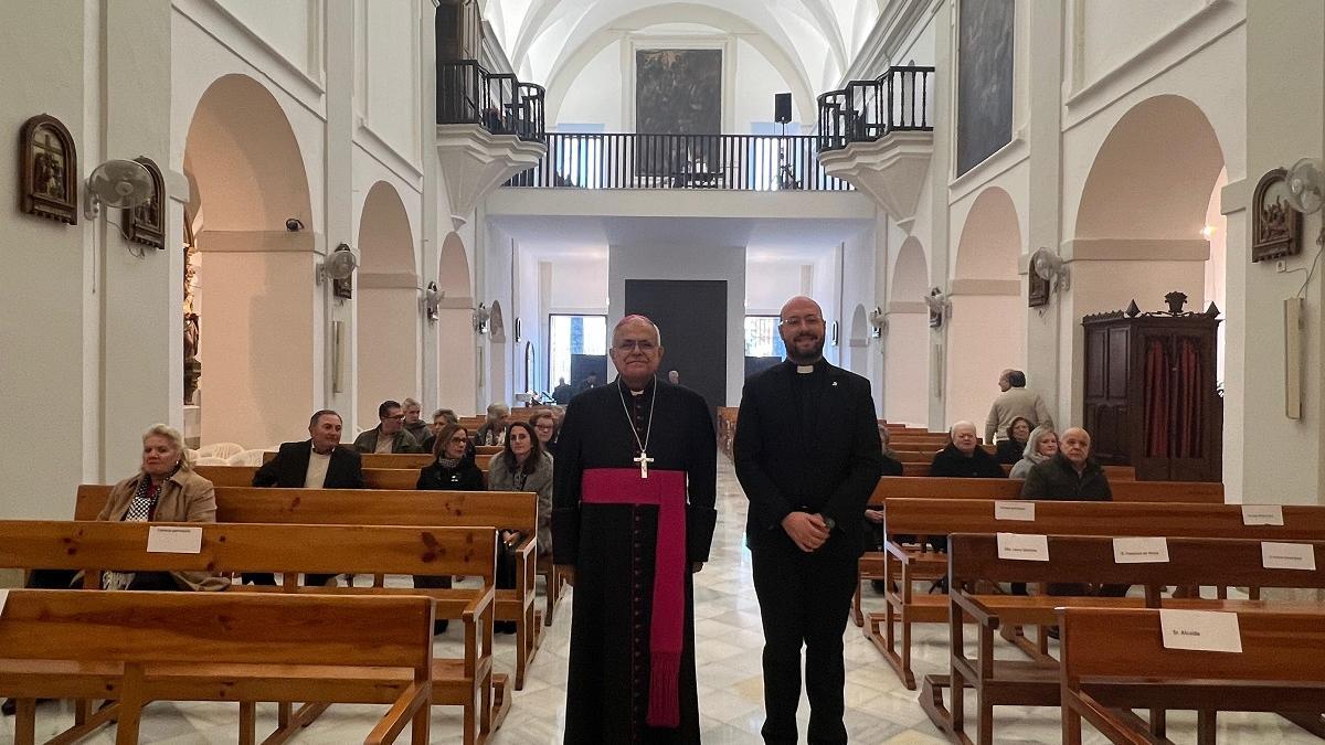 El obispo, Demetrio Ferñandez, y el párroco Eugenio Bujalance, en el templo.